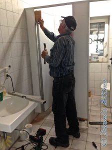 Gebhard und Josef haben in beiden Klos neue Wände montiert...