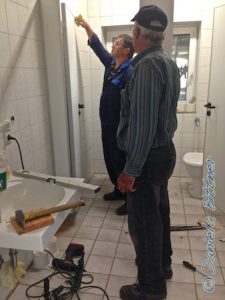 Akribisch wird geguckt, dass die Türen auch gut schliessen und alles gerade ist...