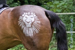 Auf Farah Dibas Hintern glänzt ein toller Löwe!