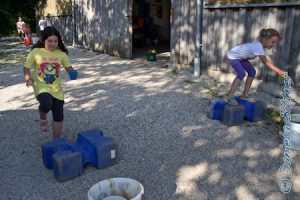 Auf den blauen Plastikquadern durften sie stehen , um das Wasser in den Eimer zu schütten und nicht zwischen Eimer und Quader...