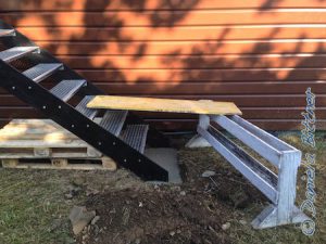 Georg hat abends noch die Treppe einbetoniert. Die verrutscht nicht mehr!