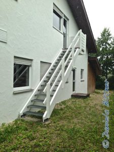 Und die Aussentreppe erstrahlt frisch gestrichen in neuem Glanz, ist wieder an Ort und Stelle!