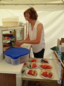 Dank der Hitze kamen zu den Kuchen erfrischende Obstbecher und Melone gut an...