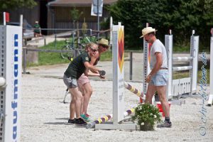 Und hier noch mal unser fleissiger Parcoursdienst... In wechselnder Besetzung hat er an den beiden Tagen Schwerstarbeit geleistet, vor allem, wegen der Hitze! Und Sandra war fast immer dabei!