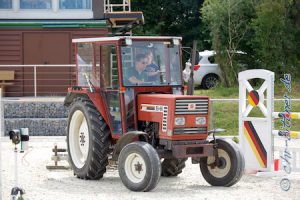 Draußen fuhr Simon mit dem Traktor, um den Boden zwischen den Prüfungen wieder vorzubereiten...