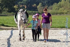 Elena ließ die Kinder auch mal das Pferd führen...