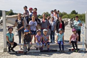 In der Zwischenzeit gab es aber erst noch ein Gruppenfoto von allen, Kindern, Pferden und Betreuern!