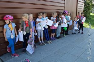 So sehen die glücklichen Kinder aus! Schnell wird geguckt, ob Mama auch gesehen hat, was für einen Preis es gab.... Jedes Kind erhielt seine Medaille zurück, eine Schleife, eine Packung Süsses und Pferdebilder zum daheim Ausmalen...