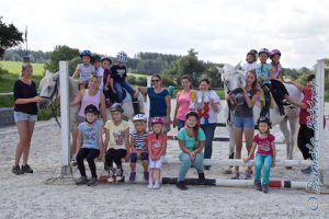 Ein Gruppenbild von allen... Interessant, wie viele Kinder auf die Pferde passen...