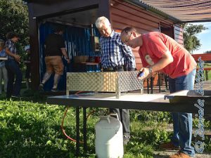 Martin ist wieder unser Grillmeister... Mit Georg wird der Grill angeschmissen...