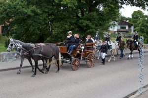 Vom Palais Edelmann ging es in einer Kutsche vom Jagsttalhof in Rindelbach in einer großen Runde durch Ellwangen zum Alamannenmuseum, wo die abschliessende Feier mit Kaffee, Kuchen und einer kleinen Führung stattfand. Hinter der Kutsche ritten Charlotte Uhl auf Jacko, Lia Maierhöfer auf Fennek, geführt von Elena Boschatzke, Inga Maierhöfer auf Ciara und Leonie Esdar auf Hotte, mit Martin Esdar daneben.
