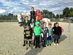 Zu den Kleinen Voltis gehören im Moment Jacko, das treue, weiße Pferd, Inga Maierhöfer und Charlotte Uhl, die Trainerinnen (nicht auf dem Bild Jana Rathgeb, die dritte Trainerin) und die Voltigierer Heiko Abele, Lukas Bittner, Lia Maierhöfer, Milea Rohrer, Lina Lüders, Johanna Müller und Pia Hauber. Sie trainieren auf der heimischen Anlage...