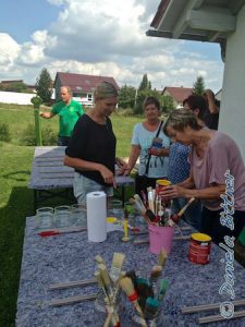 Entdeckt haben wir hier Marlene Hagel. Sie hatte mitgeholfen, die Kinder beim Deko-Frösche basteln zu betreuen. Morgens hatte sie noch beim Ferienprogramm unseres Vereins geholfen...