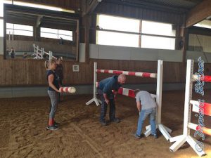 Mit einigen Ständern, Planken und Stangen wird nebenher noch die Absperrung in der Halle aufgestellt...