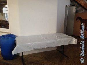 Der Tisch für die Waffelbäcker hat eine Decke bekommen...