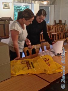 Wo brauchen wir was? Larissa und Julia gehen anhand der Listen genau durch, was benötigt wird..