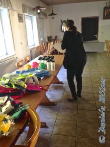 Sogar mit einem Werbeschild... Und bei Julia ist auch schon einiges. Das sieht nach super Preisen aus!