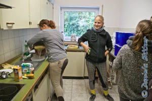 Elena, Sandra und Charlotte haben im Reiterstübchen eine große Portion Spagetti mit Tomatensoße für die Kinder vorbereitet.