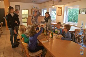 Nach dem gemeinsamen Spagetti-Essen (den Kindern sah man teilweise an, dass es geschmeckt hatte an den verschmierten Mündern) war das Programm aber noch nicht zu Ende...