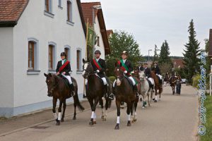 Ein gute Blick auf die ganze Reitergruppe... Hier sind sie kurz vorm Haus von Anne Kirsch...