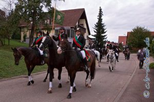 Die Reiter auf dem Rückweg zur Reithalle...