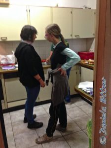 In der Küche waren um Andrea Ohmayer, Julia Abele und Silke Steiner und ihr Team alle mit den Vorbereitungen für das Frühstück beschäftigt. Belegte Brötchen und Butterbrezeln richten, Kaffee ansetzen und auch Kuchen ist wieder viel da..