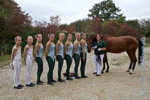 Das ist unsere Turniergruppe Röhlingen I (Klasse L) mit den Voltigierern Larissa Gösele, Amelie Grundler, Jana Rathgeb, Rafaela Gschwender, Katja Wilhelm, Anna-Lena Hammele, Nina Hauber, Nora Pautz, Longenführerin Cornelia Wengert und Pferd Loui