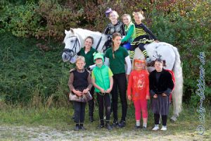 Zu den Kleinen Voltis gehören im Moment Jacko, das treue, weiße Pferd, Inga Maierhöfer und Charlotte Uhl, die Trainerinnen (nicht auf dem Bild Jana Rathgeb, die dritte Trainerin) und die Voltigierer Heiko Abele, Lukas Bittner, Lia Maierhöfer, Milea Rohrer, Lina Lüders, Johanna Müller und Pia Hauber.