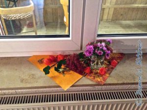 Die Fensterbänke sind herbstlich dekoriert...