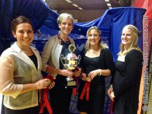 In Vertretung von allen haben Elena Boschatzke, Marlene Hagel, Inga Maierhöfer und Sandra Schneider den Pokal entgegengenommen.