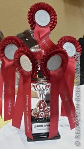 Der Pokal garniert mit den Schleifen...