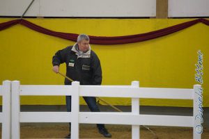 Sogar Josef Mayer als erster Vorsitzender des Bezirkspferdezuchtverbandes Aalen-Ellwangen packt mit an..