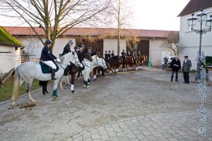 Hier die große Gruppe Reiter im Hof vom Jubilar..