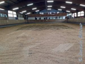 In der Halle sieht es nun so aus... Georg fährt danach fleißig mit dem Traktor, damit alles gleichmäßig verteilt ist ...