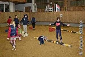 Während die einen auf dm Pferd oder dem Holzpferd trainieren, ist der Rest der großen Truppe unter Sandras Aufsicht im kleinen "Parcours". Die Kinder sind begeistert!