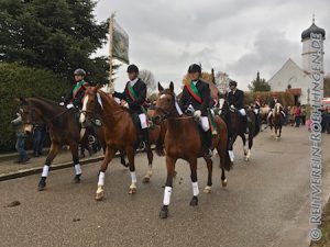 Hier sind sie auf dem Ritt durch die Ortschaft...
