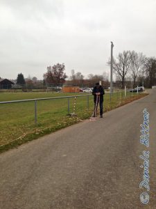 Außen wird die Absperrung vorbereitet, damit die Hänger nicht auf dem Grasstreifen parken und die Straße zu eng wird...