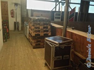 Die Paletten für den Unterbau der Ecke, in der die Meldestelle sitzt...