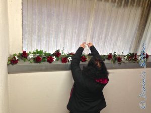 Der Aufgang nach oben wird weihnachtlich dekoriert...