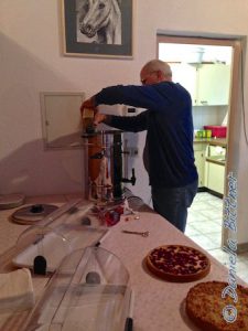 Gebhard bereitet schon den Kaffee vor..