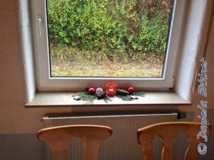Auch die Fenstersimse zieren Zweige und Kugeln.