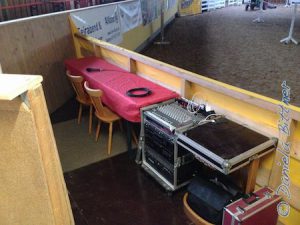 Die Ecke für Musik ist inzwischen mit Tischdecke versehen..