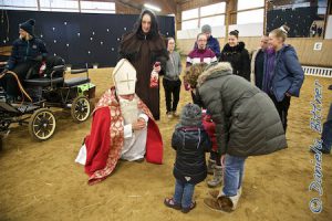 Mit viel Geduld versorgt unser Nikolaus auch ängstliche Kinder...