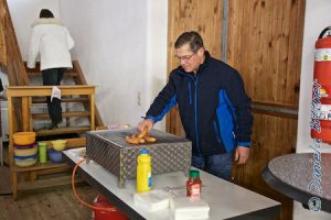 Josef bestückt schon mal den Grill mit den ersten Würstchen..