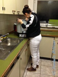 Und Larissa putzt noch den Glühweintopf...