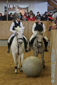 Die "Wolken" (hier Charlotte und Elena) spielen erst Ball...