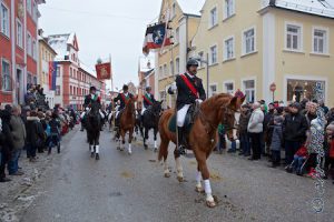 Der Umzug geht jedes Jahr von der Wolfgangskirche aus durch die Straßen der Stadt zum Marktplatz...