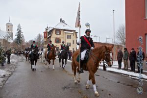 Nun geht es los, quer durch die Stadt bis zum Marktplatz... Unter den zwo Standarten unseres Vereins ritten 36 Reiter, 5 Kutschen fuhren mit und mehrere Ponys wurden noch ohne Reiter geführt...