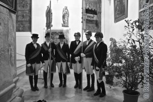 Elena Boschatzke, Sandra Schneider und Inga Maierhöfer an der neuen Standarte, Dominik Esdar, Charlotte Uhl und Leonie Esdar an der alten Standarte...